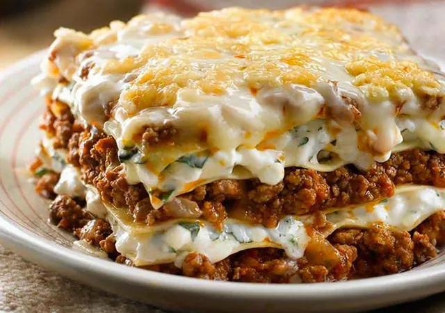 Lasaña de Carne Molida con Salsa Blanca Ligera