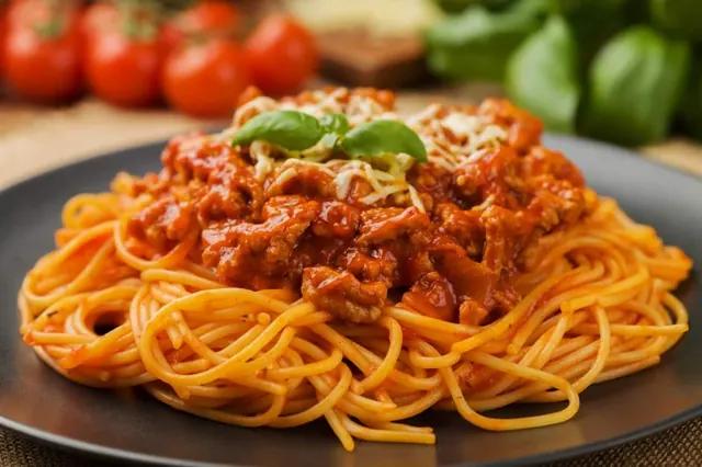 Macarrones a la Boloñesa con Carne Molida