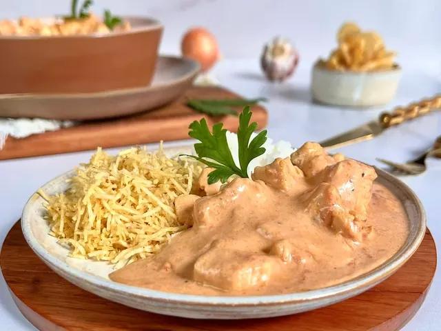 Estrogonofe Cremoso de Pollo con Arroz Blanco